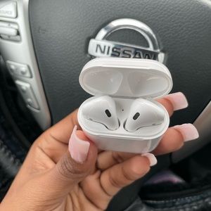 2nd Generation Apple Airpods